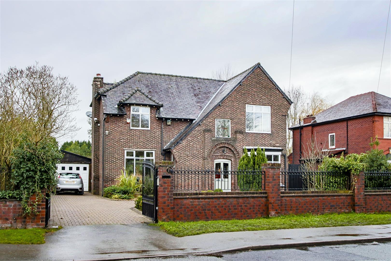 4 Bedroom Detached House For Sale - Main Image